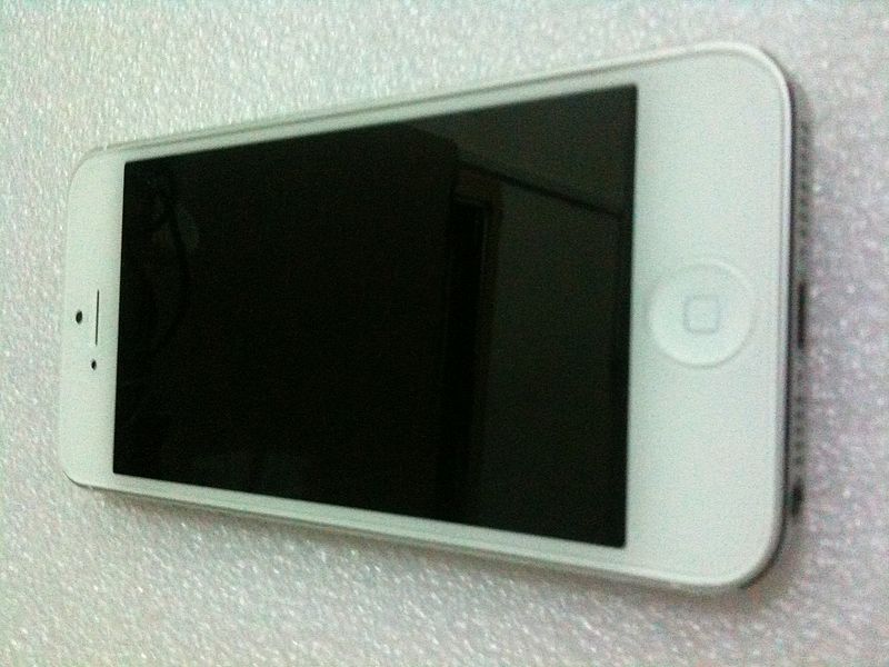 iphone-5-16gb-white-colour-used-5-rs48000-karachi.jpg