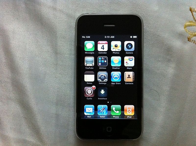 iPhone 3G (8GB) price and specifications Rs. 6,200